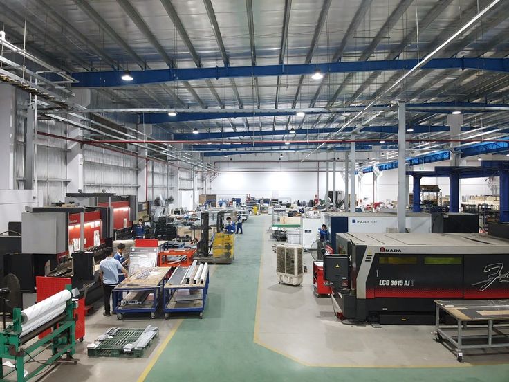 đây là hình ảnh khi mà công nhân và máy móc đang vận hành để sản xuất ra những tấm thép chất lượng 